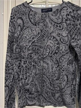 Jones New York Gray and Black Paisley Knit Top